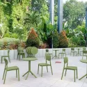 Terrasse de CHR avec tables rondes vert olive Terrasse de CHR avec tables rondes vert olive