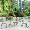Terrasse de CHR avec tables rondes vert olive Terrasse de CHR avec tables rondes vert olive