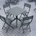 Mobilier CHR extérieur gris foncé sur terrasse extérieure