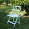 Chaise empilable blanche en extérieur