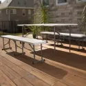 Ensemble table et bancs pliants sur terrasse