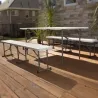 Ensemble table et bancs pliants sur terrasse