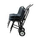 Chaise coque empilée sur diable de transport
