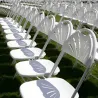 Chaises collectivités en polypro blanc pour grande manifestation en extérieur
