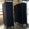 Chaise empilable sur chariot de transport dans un espace de stockage optimisé