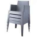 Fauteuils en polypro empilés par 4 pièces