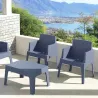 Fauteuil monobloc gris en extérieur sur une terrasse