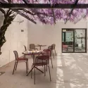 Chaise de terrasse en résille dans une cour extérieure