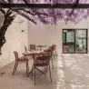 Chaise de terrasse en résille dans une cour extérieure