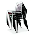 Chaises extérieures en résille métallique de toutes les couleurs empilées