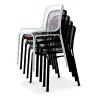 Chaises extérieures en résille métallique de toutes les couleurs empilées
