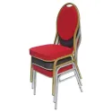 Chaises de banquet différents coloris empilées