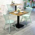Chaises vintage différents coloris dans une salle de restaurant