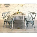 Chaise aluminium vintage dans une salle de restaurant