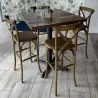 Chaise haute de bar en bois autour d'une table dans une salle de restaurant