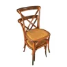 Chaises en bois, dos croisé et galette incluse, empilées par deux