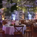 Chaise bistrot en bois autour d'une table pour une cérémonie en intérieur