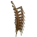 Chaises bistrot en bois clair empilées