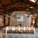 Chaises collectivité avec dos croisé dans une salle de réception pour un mariage