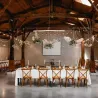 Chaises collectivité avec dos croisé dans une salle de réception pour un mariage