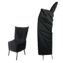 Chaise collectivité et pile de chaise en bois sous housse de protection