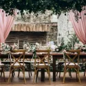 Chaise champêtre dans une salle de réception de mariage