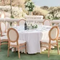 Chaises de réception sur terrasse extérieure cérémonie de mariage