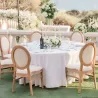 Chaises de réception sur terrasse extérieure cérémonie de mariage