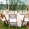 Chaises pliantes en bambou dans un banquet en extérieur