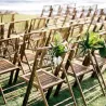 Chaises de banquet en bambou alignées pour réception en extérieur