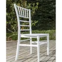Chaise restaurant en polypro blanc avec galette sur terrasse extérieure