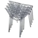 Pile de quatre fauteuils transparents empilables