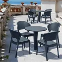 Chaise monobloc polypro résine tressée sur une terrasse extérieure