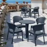 Chaise monobloc polypro résine tressée sur une terrasse extérieure