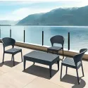 Chaise de restaurant en polypro aspect tressé gris foncé sur terrasse en bord de lac