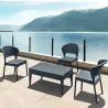 Chaise de restaurant en polypro aspect tressé gris foncé sur terrasse en bord de lac