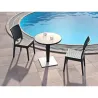 Chaise aspect résine tressée en polypro gris foncé au bord d'une piscine