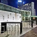 Tabouret professionnel bar en polycarbonate transparent sur une terrasse urbaine de nuit