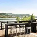 Tabouret pour bar transparent sur une terrasse extérieure au bord d'un lac