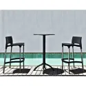 Tabouret de bar noir au bord d'une piscine