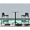Tabouret de bar noir au bord d'une piscine