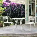Chaise monobloc blanche sur une terrasse extérieure
