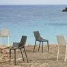 Chaise restaurant disposé sur une plage