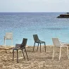 Chaises de terrasse extérieure noires et blanches sur une plage