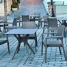 Fauteuil extérieur en polypro aspect résine tressée sur une terrasse urbaine