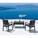 Fauteuil pour professionnel en polypro aspect résine tressée gris foncé sur une terrasse en surplomb de la mer