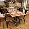Chaises professionnelles noires et chocolat dans un restaurant
