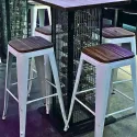 Tabourets de bar blancs et bois clair autour d'une table mange-debout