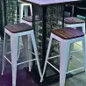 Tabourets de bar blancs et bois clair autour d'une table mange-debout