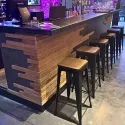 Tabourets professionnels noirs et chocolat le long d'un bar en intérieur